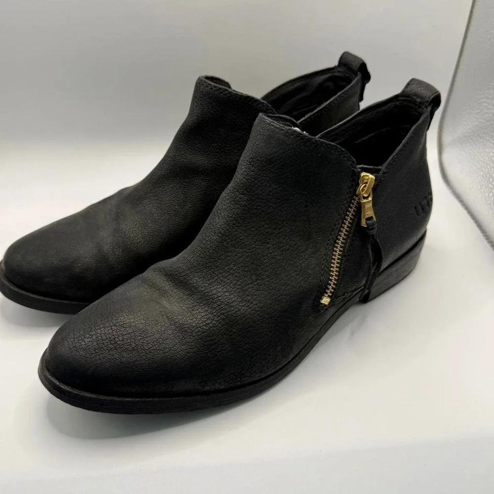 UGG Glee black leather ankle boots  Ladies Sz 9.5